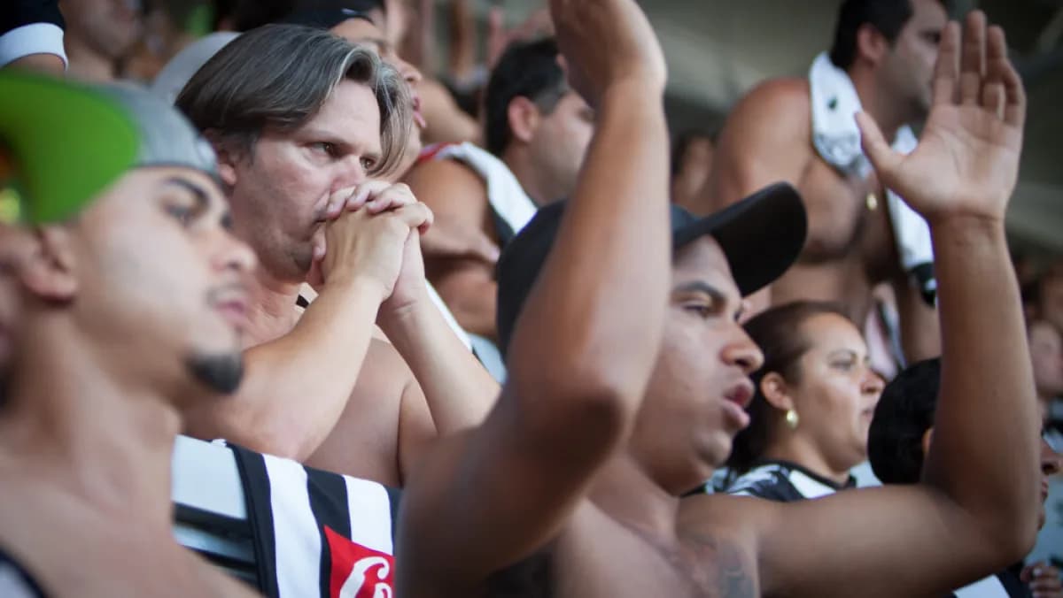 Torcida do Atlético-MG nas arquibancadas, com camisa listrada em preto e branco (foto de arquivo)