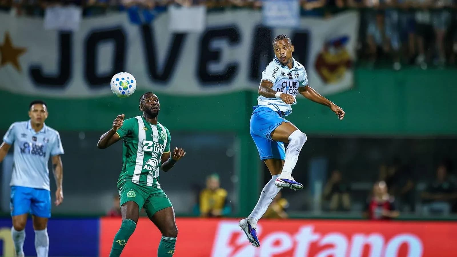 Jogador da Chapecoense disputa bola em jogo na Arena Condá (foto de arquivo)