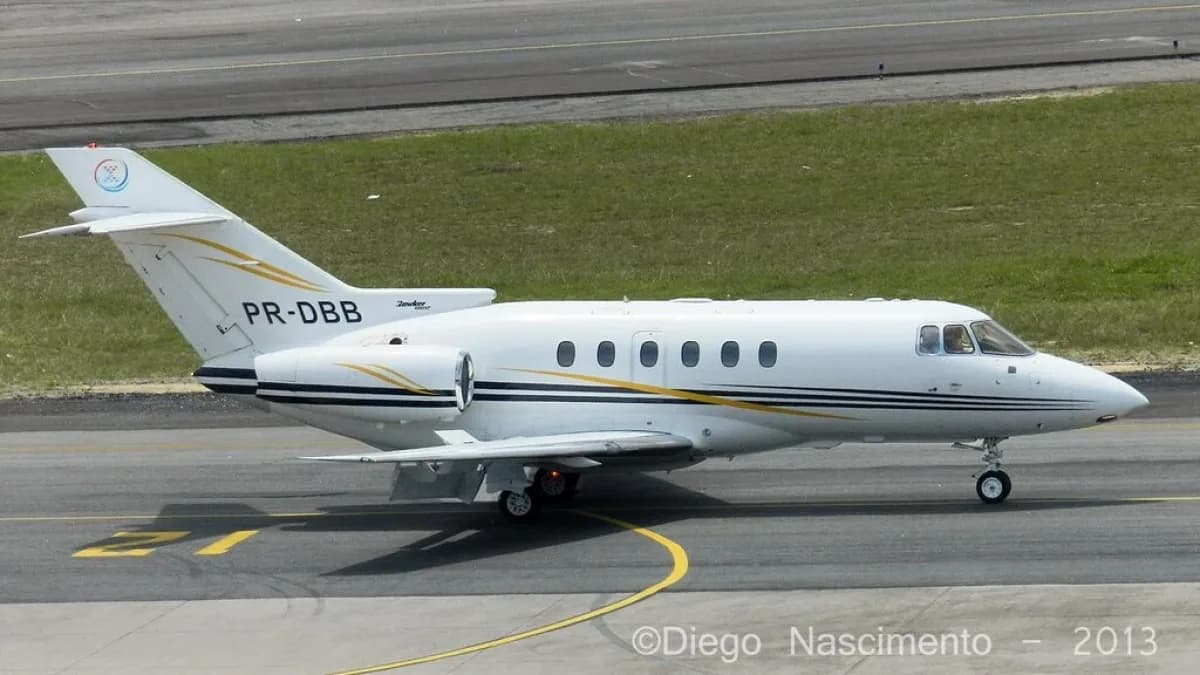 Jato executivo particular estacionado na pista de um aeroporto