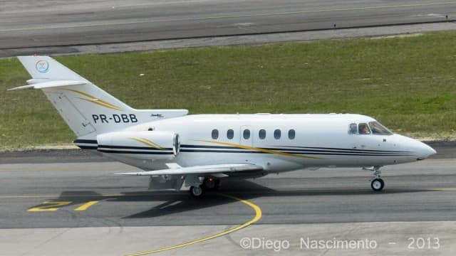 Jato executivo particular estacionado na pista de um aeroporto
