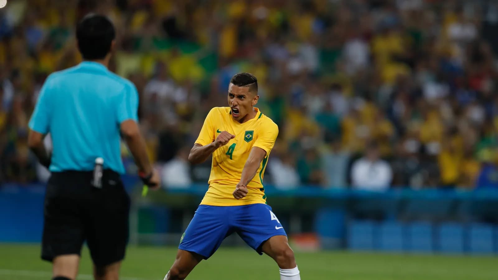 Marquinhos comemora em campo com a camisa da Seleção Brasileira