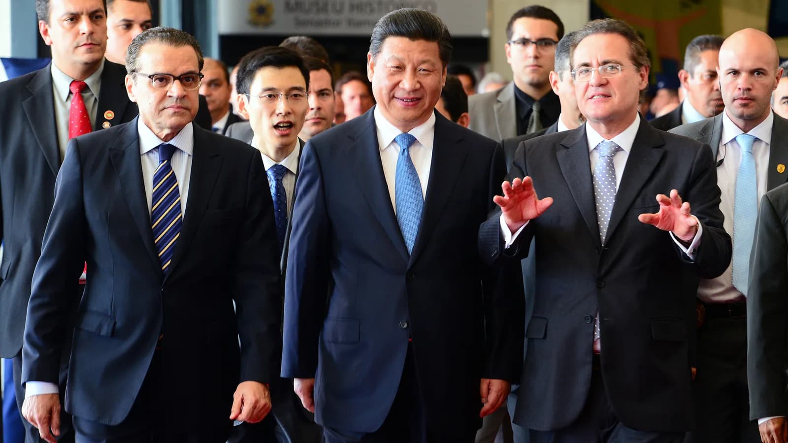 Xi Jinping durante visita à Câmara dos Deputados, acompanhado de parlamentares brasileiros