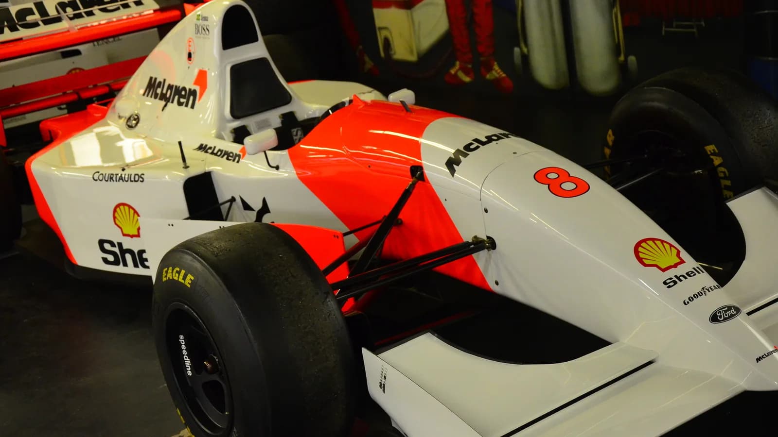Carro clássico de Fórmula 1 da McLaren, branco e vermelho, em exposição