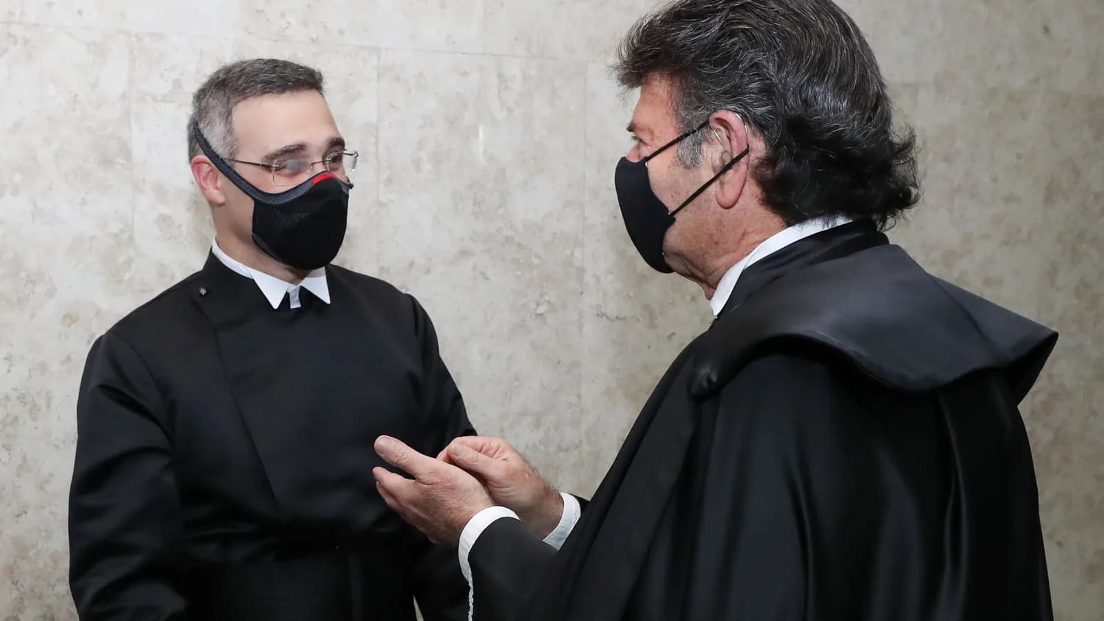 André Mendonça, de toga preta e máscara, durante cerimônia de posse como ministro do STF