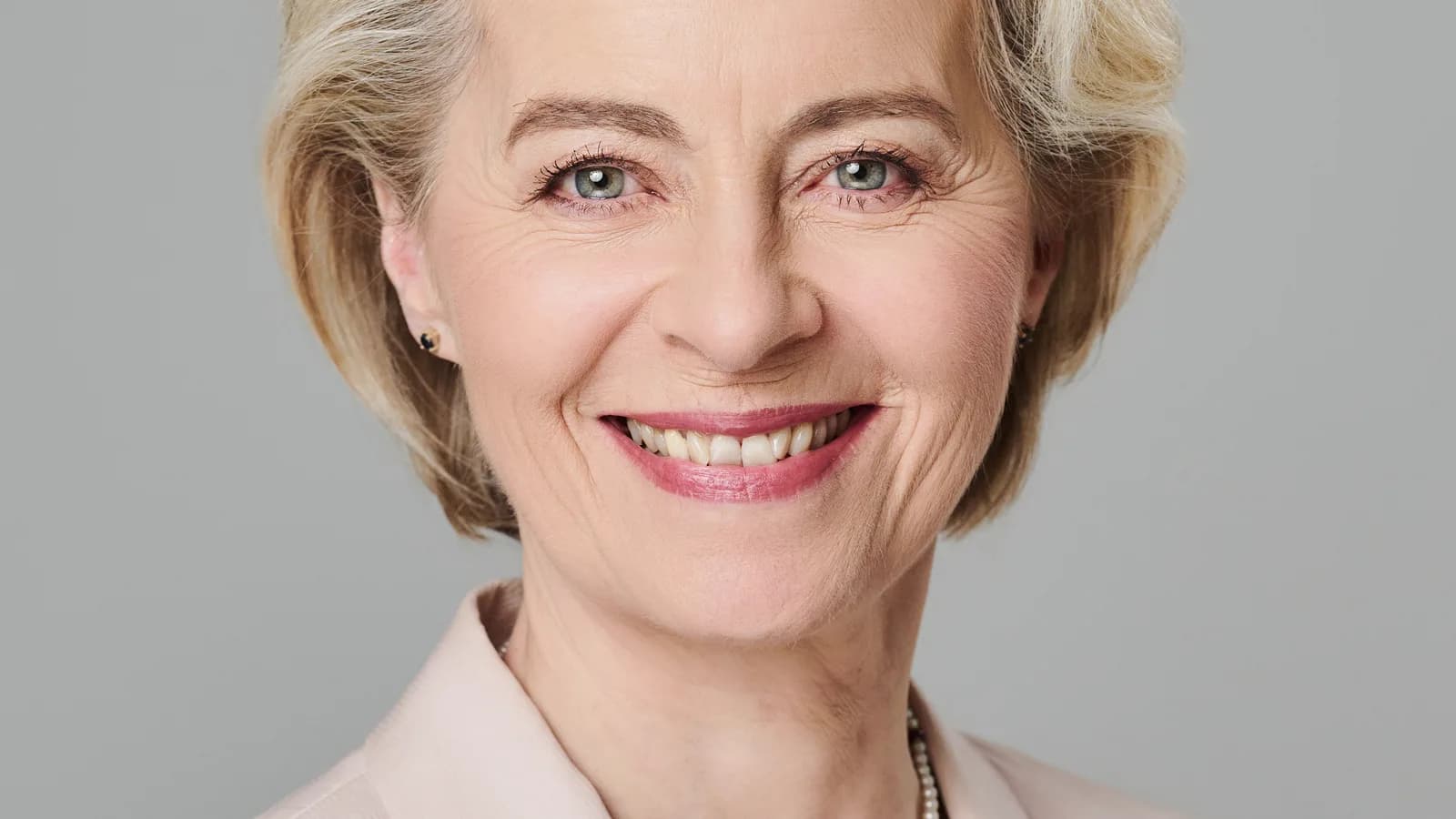 Retrato da presidente da Comissão Europeia, Ursula von der Leyen, sorrindo