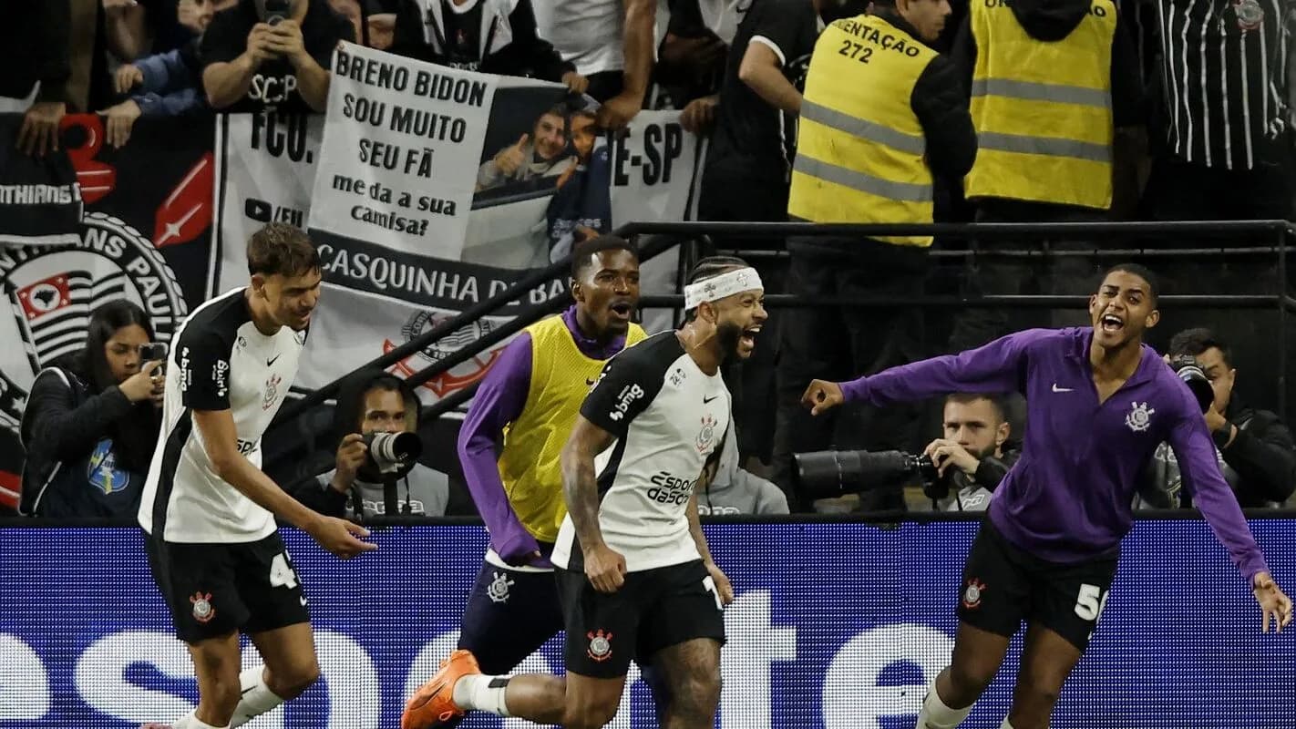 Jogadores do Corinthians comemoram gol junto à torcida na Neo Química Arena