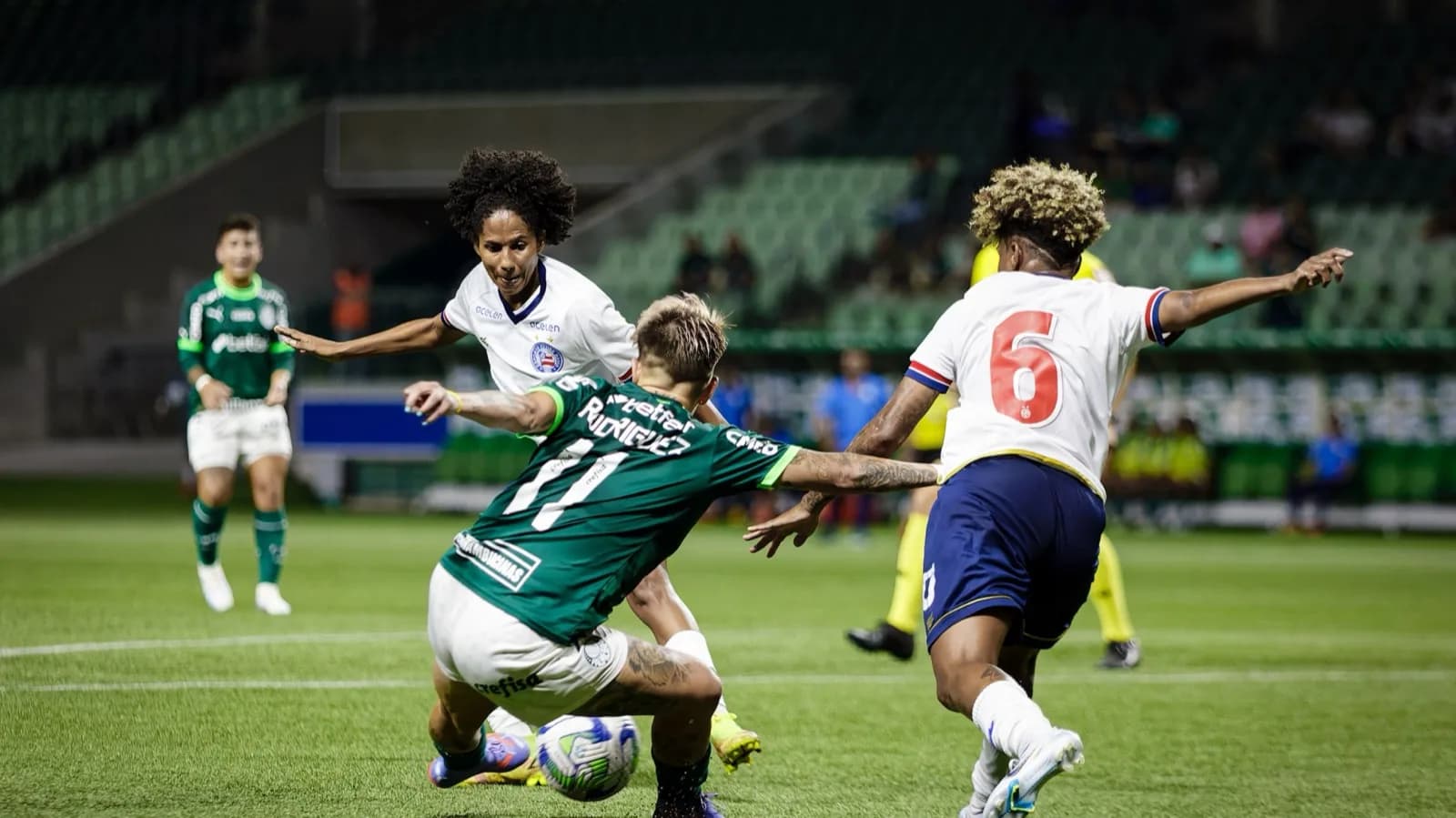 Jogadoras de Palmeiras e Bahia disputam a bola em partida do Brasileirão Feminino