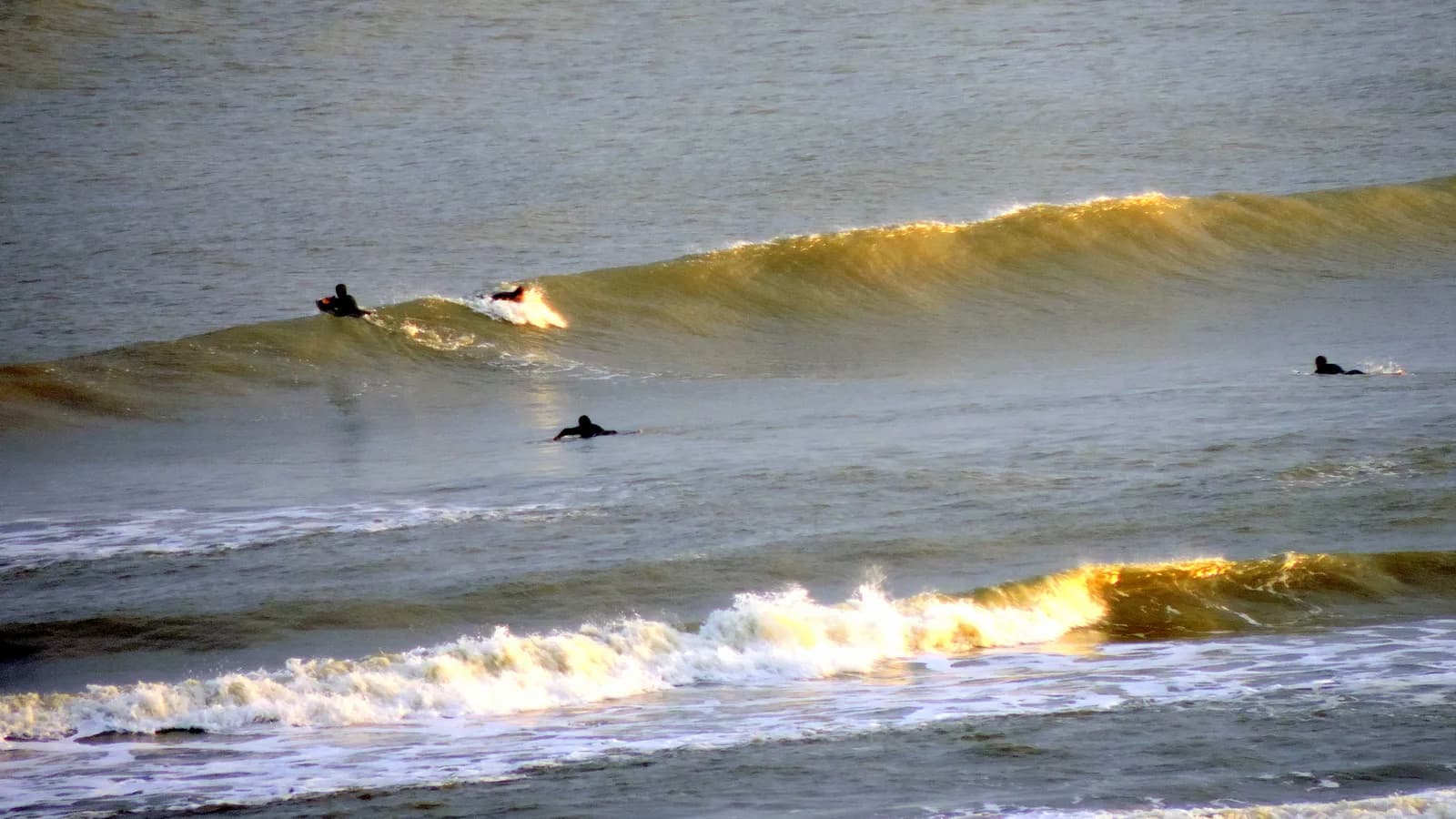 Ondas na Praia do Cardoso, em Laguna, em imagem de arquivo