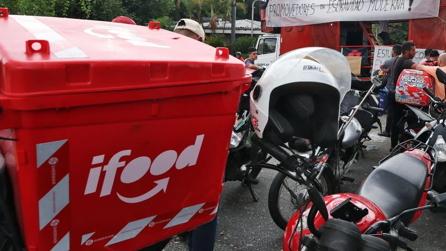 Motocicletas e capacete de entregadores durante protesto de motofretistas contra precarização do trabalho