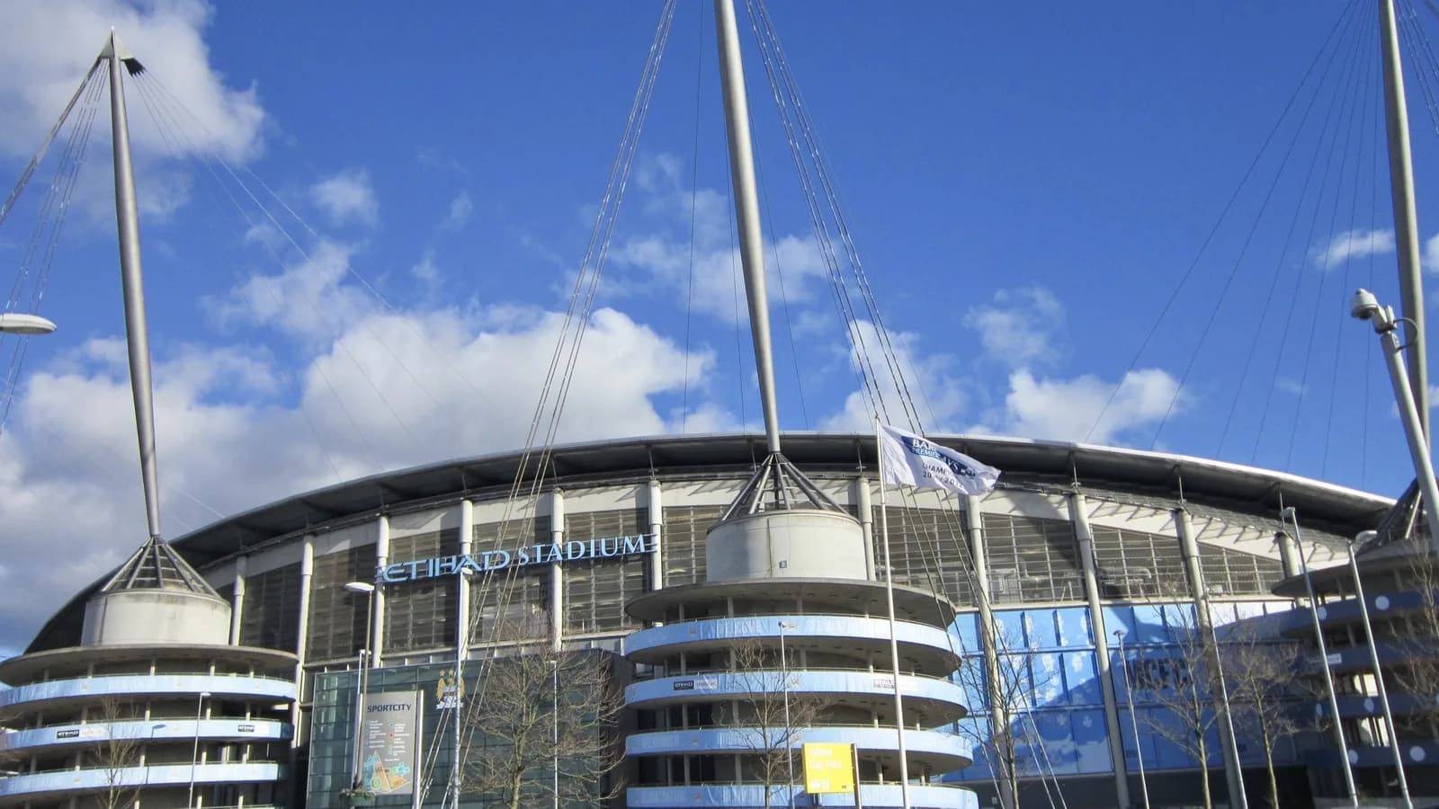Fachada do Etihad Stadium, estádio do Manchester City, em dia ensolarado