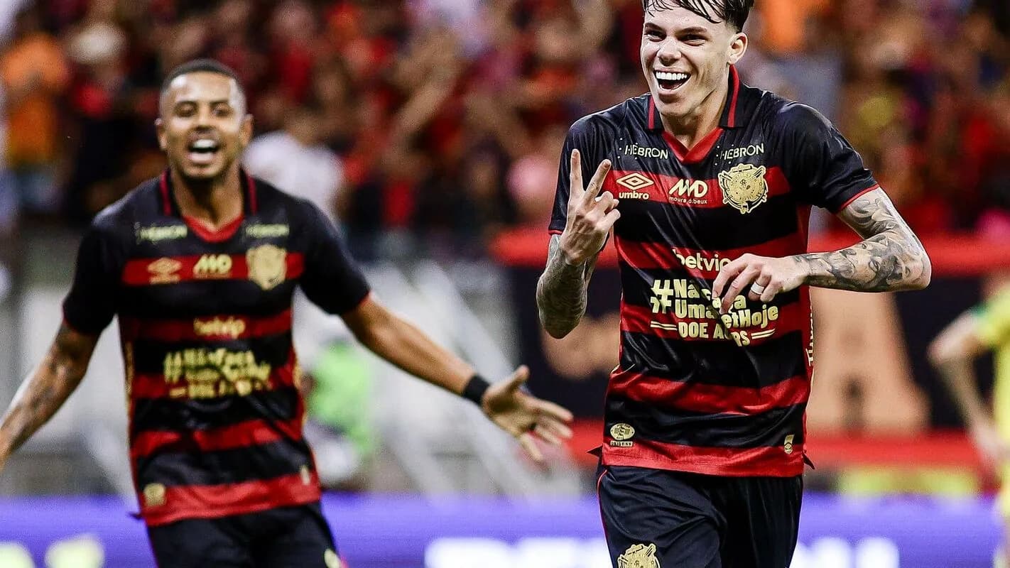 Jogadores do Sport comemoram gol em partida da Série B (imagem de arquivo)