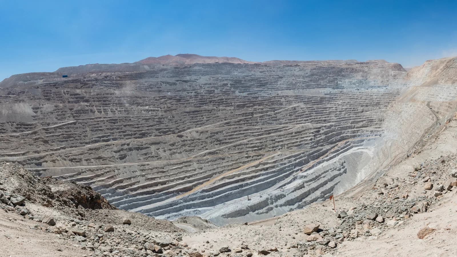 Vista panorâmica de uma mina de cobre a céu aberto, com terraços escavados na rocha
