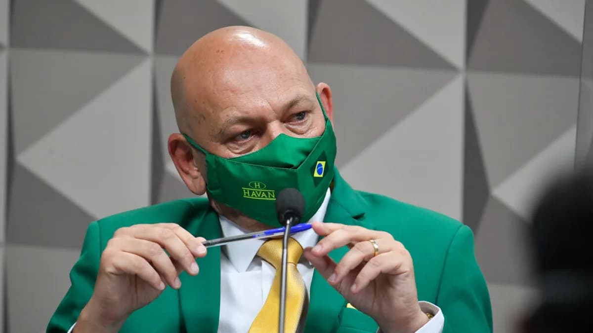 Luciano Hang, com o terno verde característico da Havan, durante audiência no Senado (foto de arquivo)