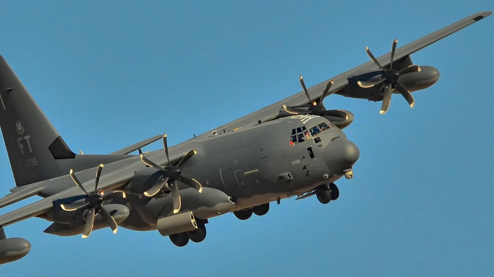Avião militar dos Estados Unidos HC-130J Combat King II em voo