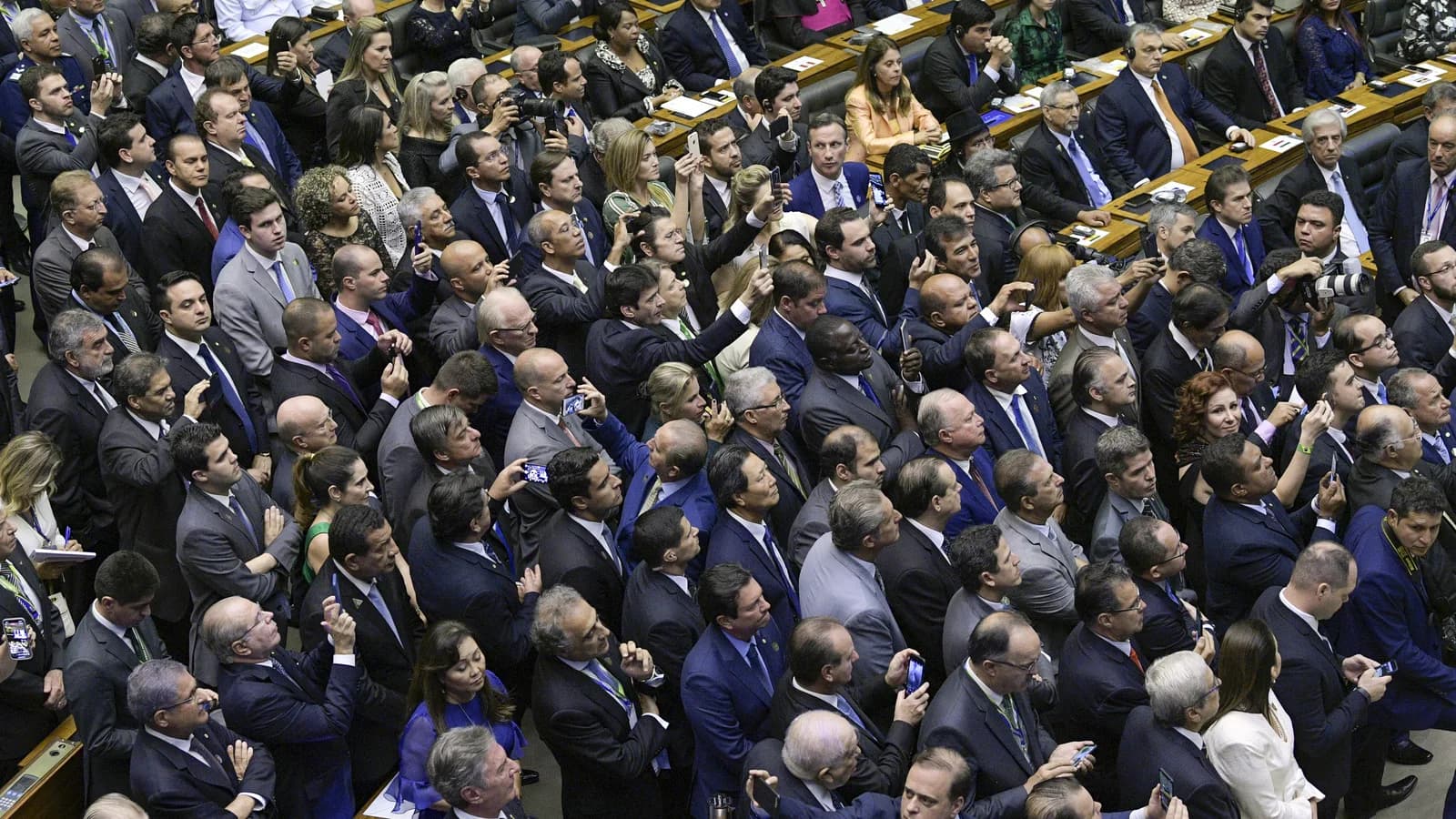 Plenário do Congresso Nacional lotado de parlamentares durante sessão, visto de cima