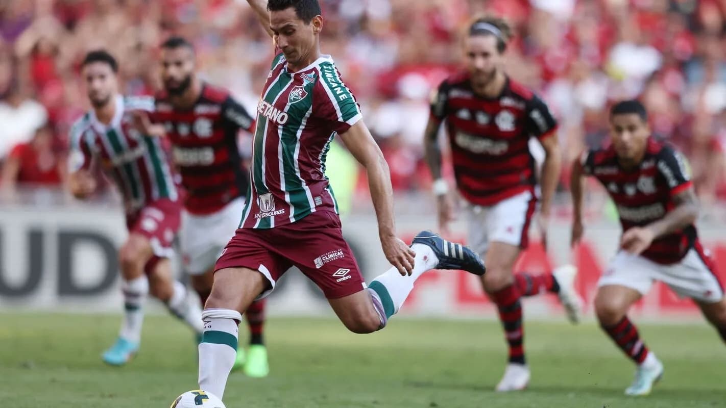 Jogadores do Flamengo e do Fluminense disputam a bola em partida no Maracanã