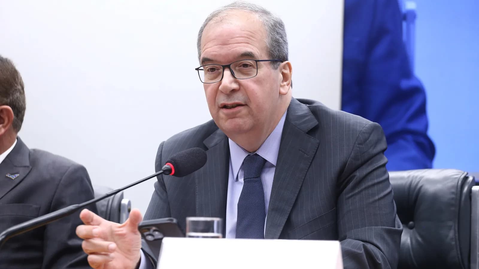 O ministro Ricardo Villas Bôas Cueva fala ao microfone durante audiência