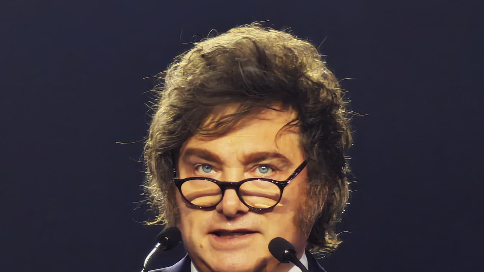 Javier Milei discursa em pódio durante evento internacional, foto de arquivo