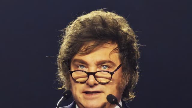 Javier Milei discursa em pódio durante evento internacional, foto de arquivo
