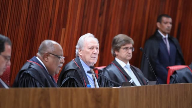 Paulo Gonet ao lado de outros ministros durante sessão do TSE