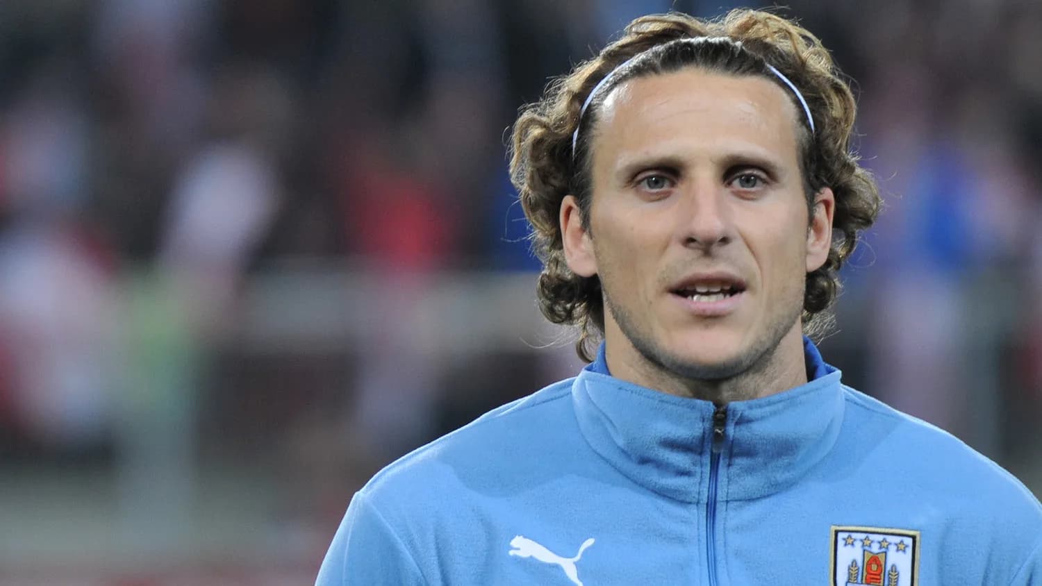 Diego Forlán em campo com o agasalho da seleção uruguaia