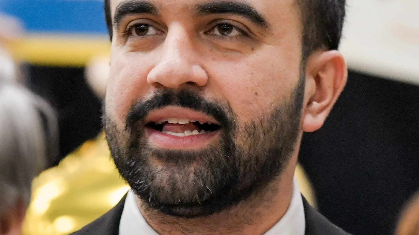 Zohran Mamdani, prefeito de Nova York, falando ao microfone em evento público
