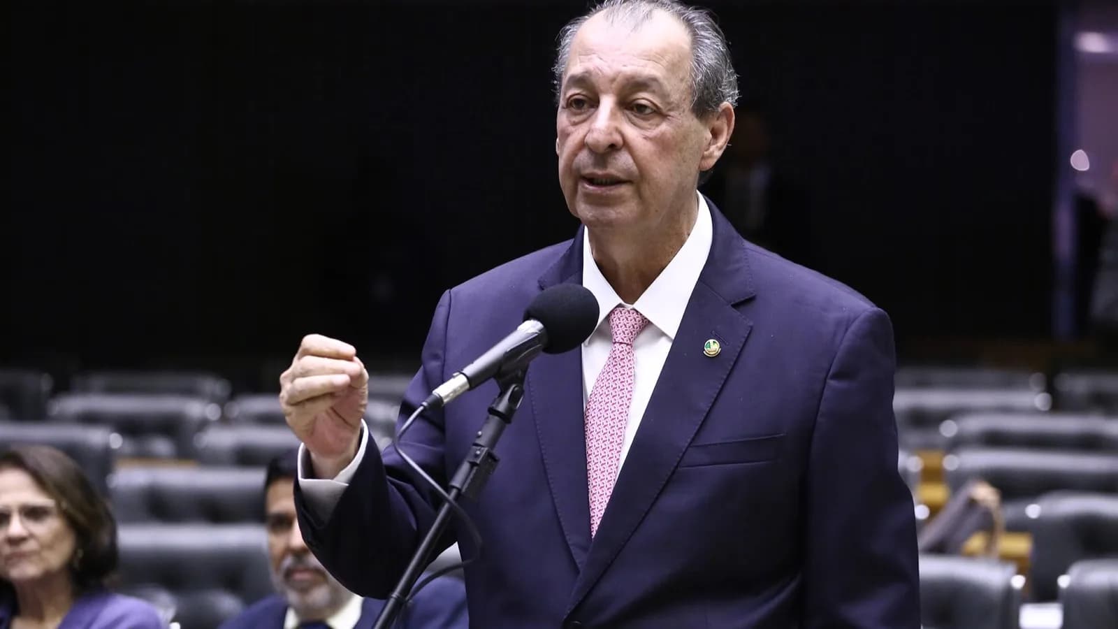 Senador Omar Aziz discursa em plenário durante sessão no Congresso, foto de arquivo de março de 2025