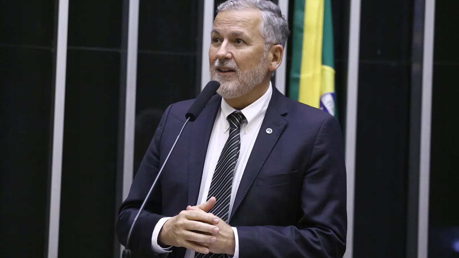 Cirurgião torácico do Hospital Israelita Albert Einstein discursa em audiência pública na Câmara