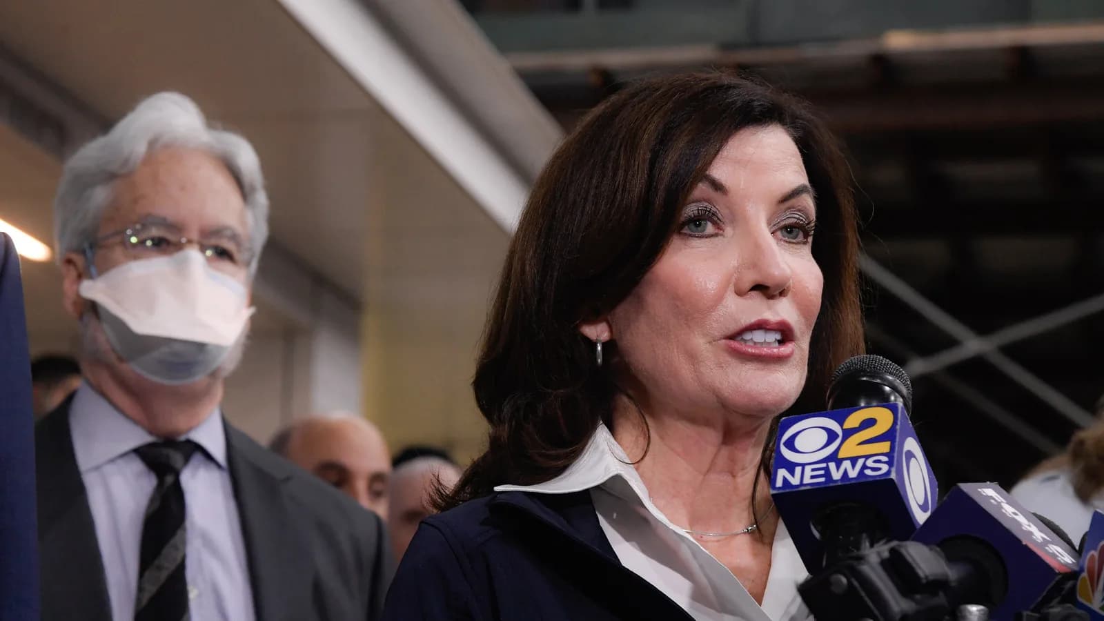 A governadora de Nova York, Kathy Hochul, fala em coletiva de imprensa cercada de microfones