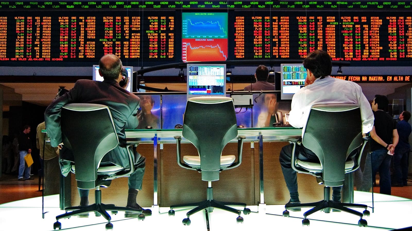 Operadores de costas observam painel eletrônico de cotações da bolsa de valores; foto de arquivo, ilustrativa de pauta de mercado financeiro