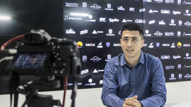 Representante do Paysandu em entrevista com fundo de patrocinadores do clube