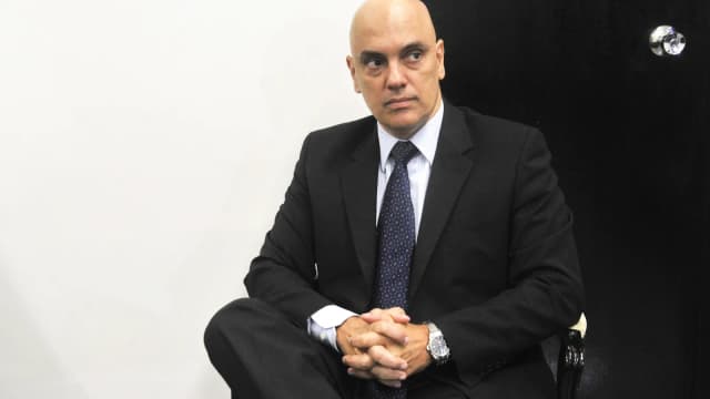 O ministro Alexandre de Moraes sentado, de terno escuro, em foto de arquivo