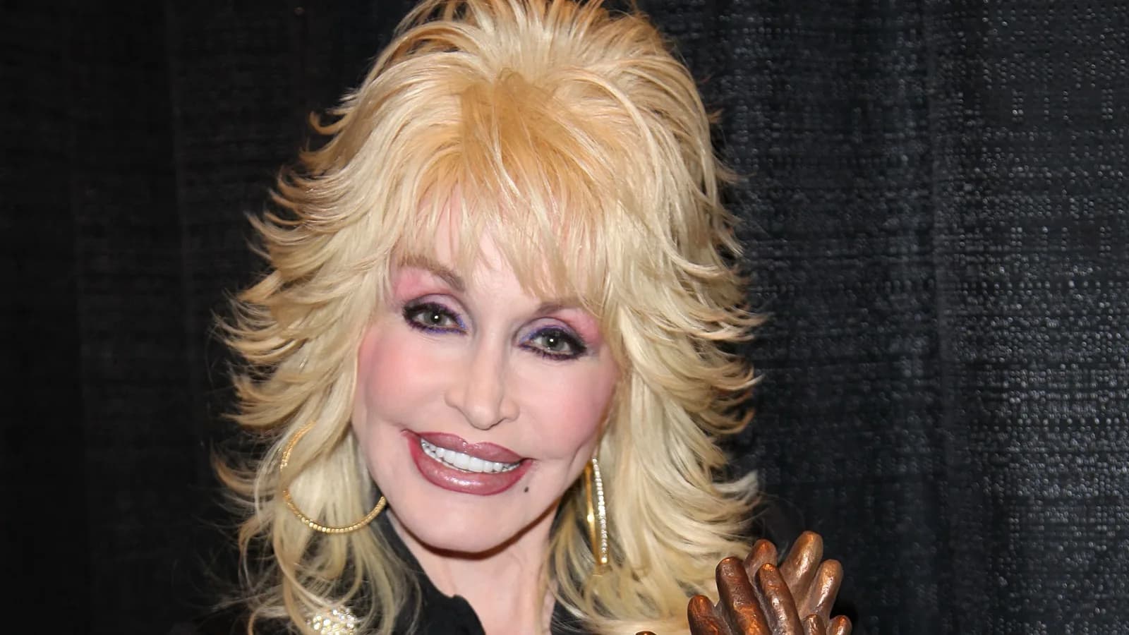 Dolly Parton sorri em retrato durante evento em 2010