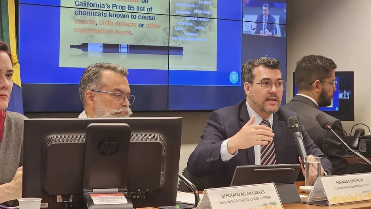 Audiência pública discute riscos do cigarro eletrônico, com slide sobre substâncias tóxicas do vapor