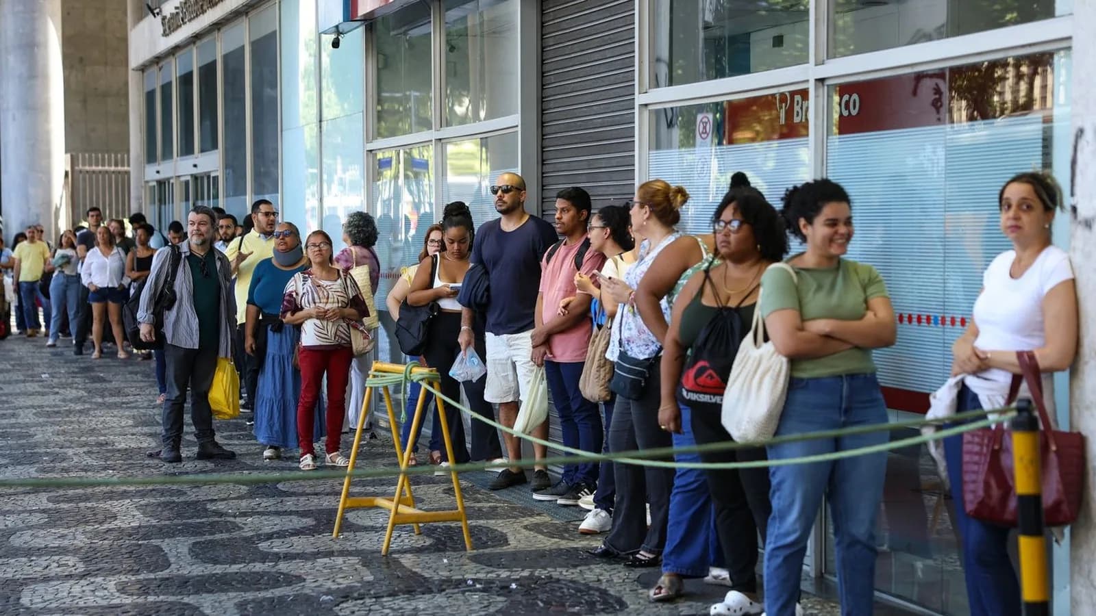 Fila de candidatos aguarda para entrar em local de prova de concurso público
