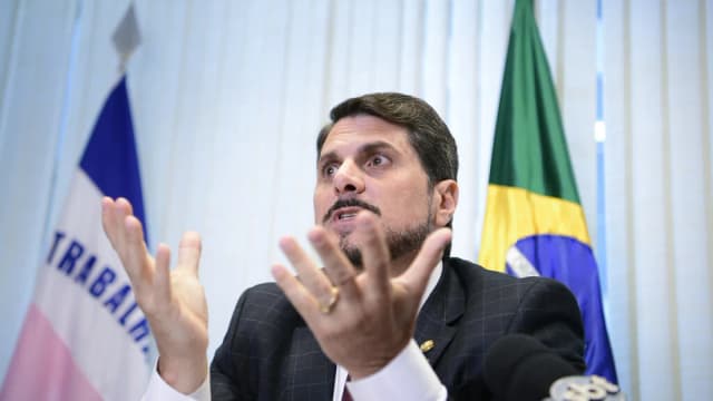 Senador Flávio Bolsonaro gesticula durante entrevista no Senado