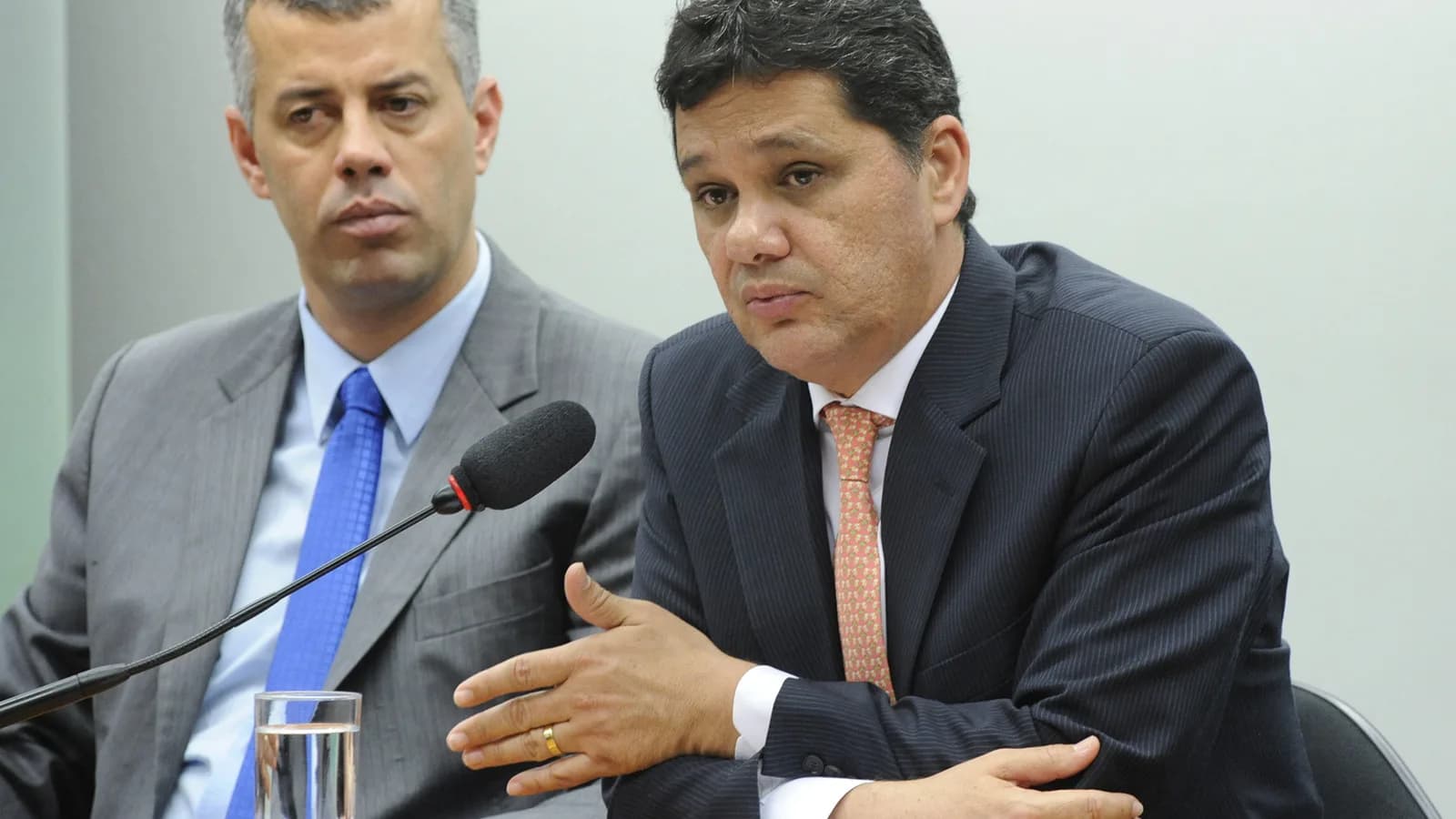 Ricardo Ferraço fala ao microfone ao lado de outro parlamentar, em evento na Câmara dos Deputados em 2015