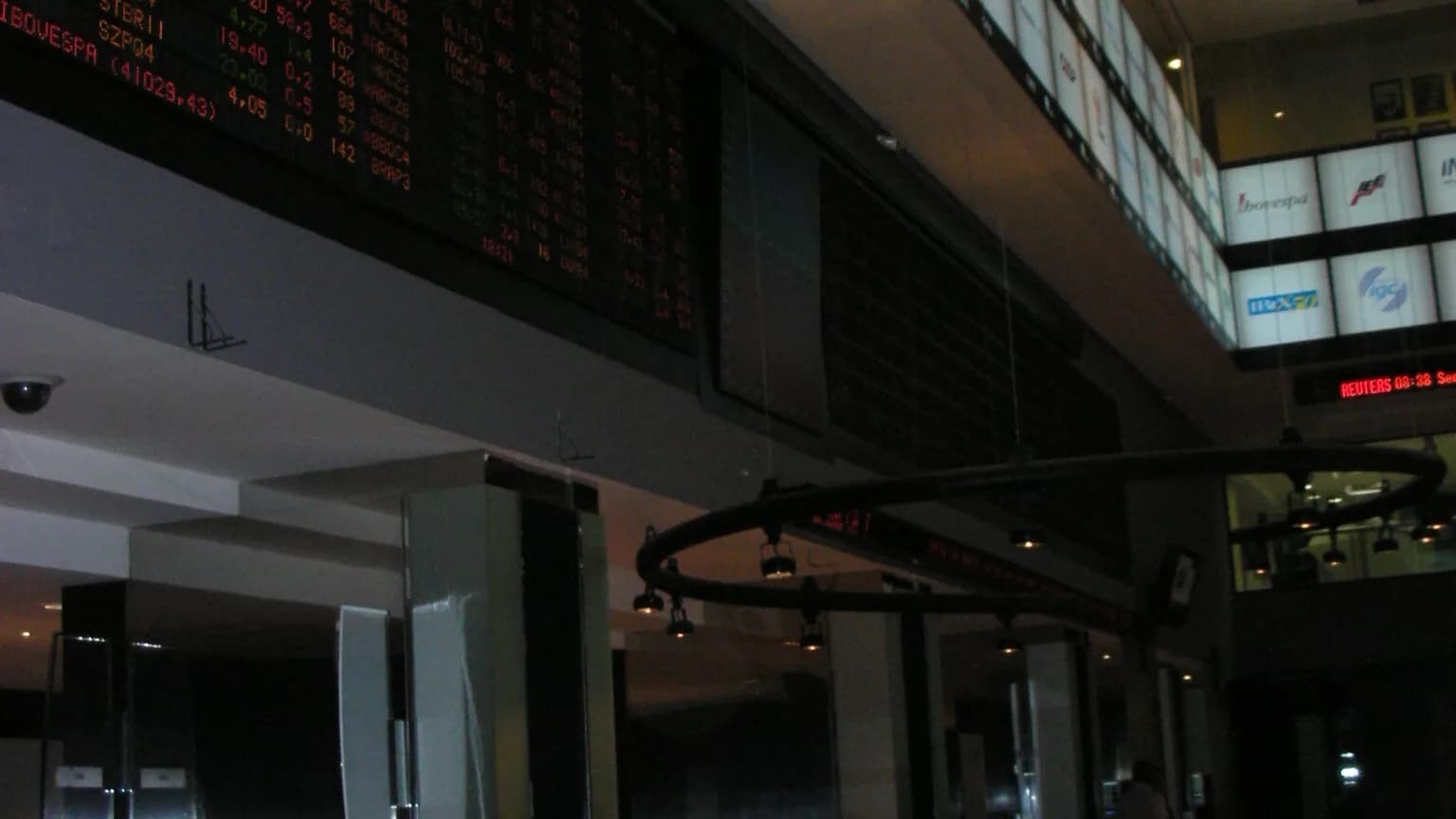 Painel eletrônico com cotações do Ibovespa no interior do prédio da bolsa de valores em São Paulo