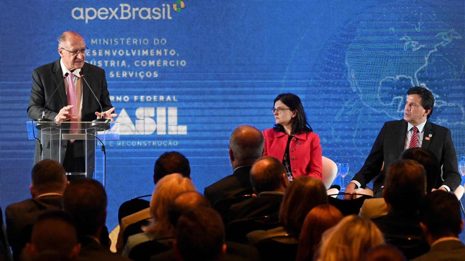 Painel de evento da ApexBrasil e do MDIC com representante discursando no púlpito