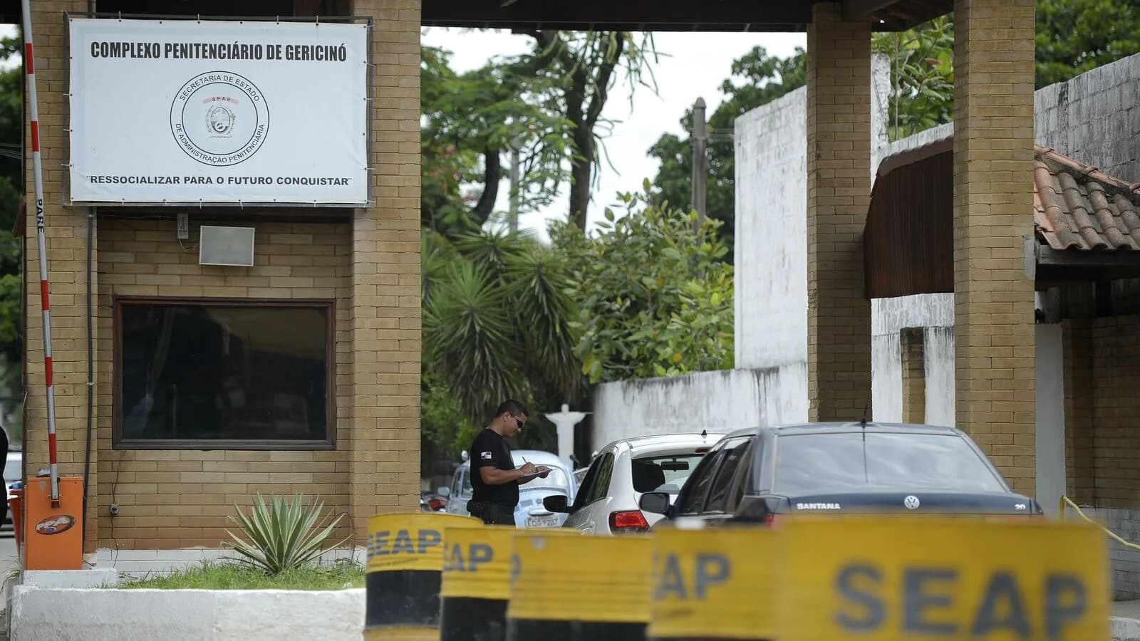 Fachada do Complexo Penitenciário de Gericinó, em Bangu, no Rio de Janeiro, com fita da SEAP