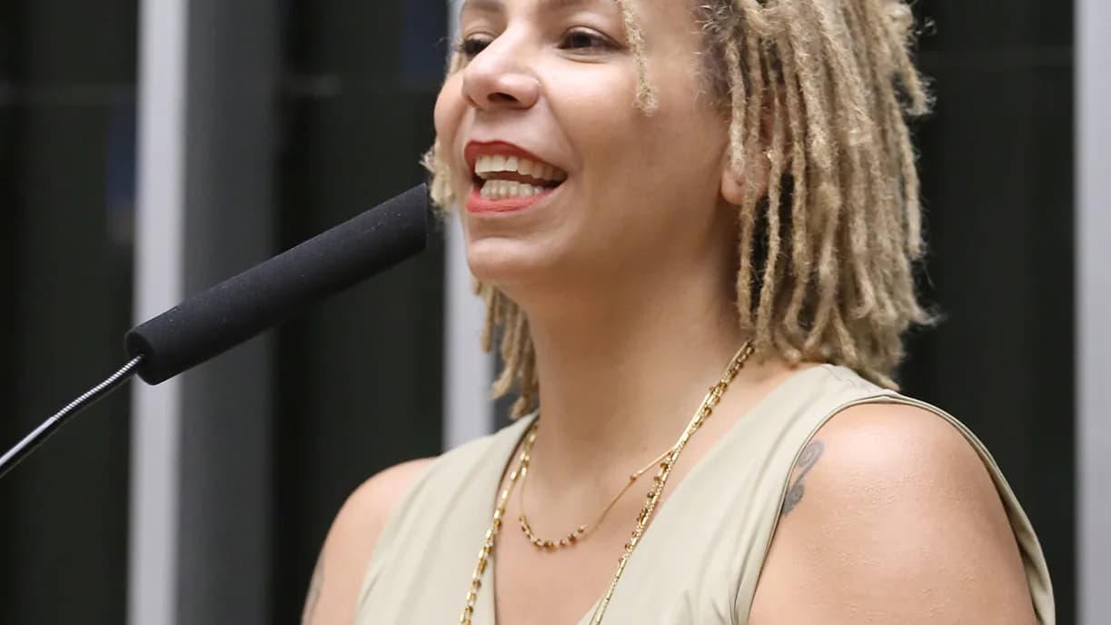 Áurea Carolina discursa ao microfone em evento na Câmara dos Deputados