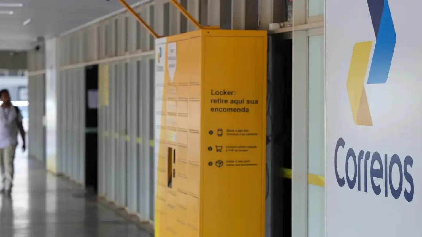 Unidade dos Correios com armário de retirada de encomendas em corredor interno