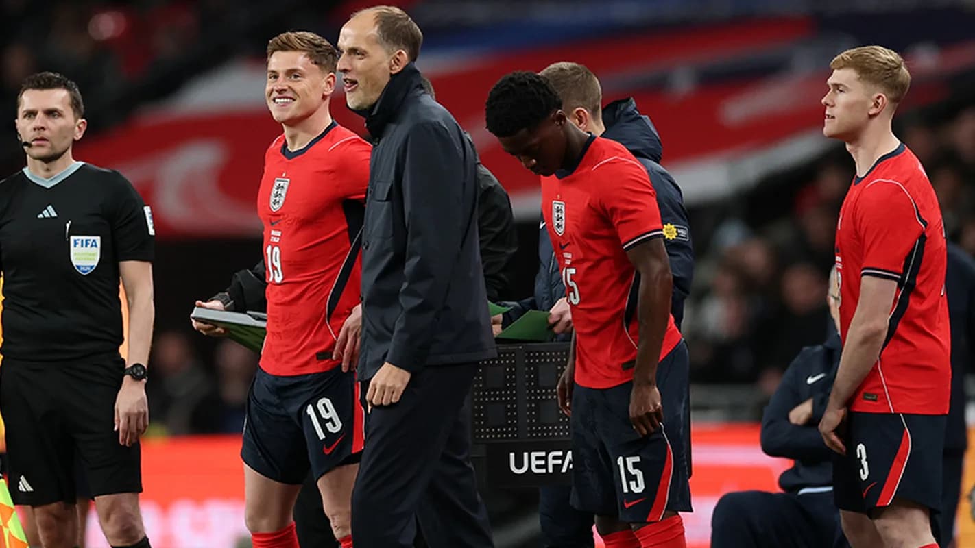 Thomas Tuchel conversa com jogadores da Inglaterra durante partida em Wembley