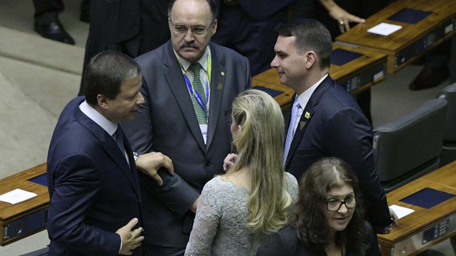 Flávio Bolsonaro cumprimenta parlamentares no plenário do Congresso