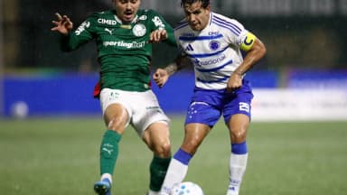 Jogador do Cruzeiro disputa bola em partida do Brasileirão (imagem de arquivo)
