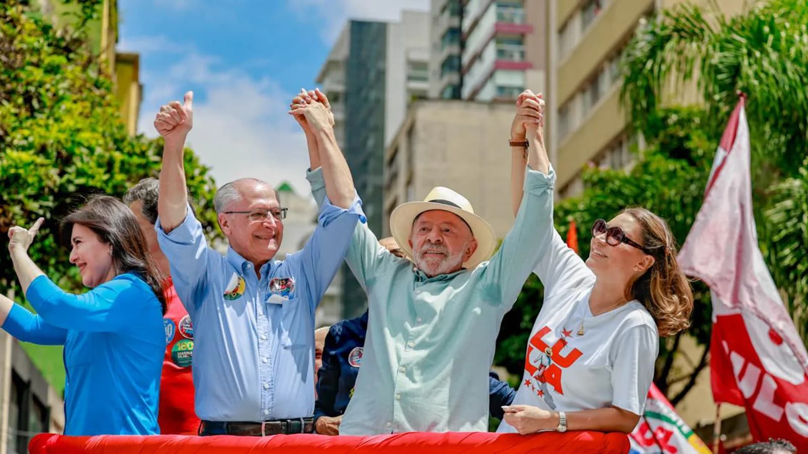 Lula e aliados políticos de braços erguidos em trio elétrico durante ato de campanha em São Paulo