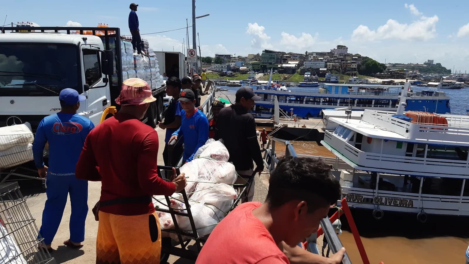 Porto comercial de Manaus, com trabalhadores carregando barcos