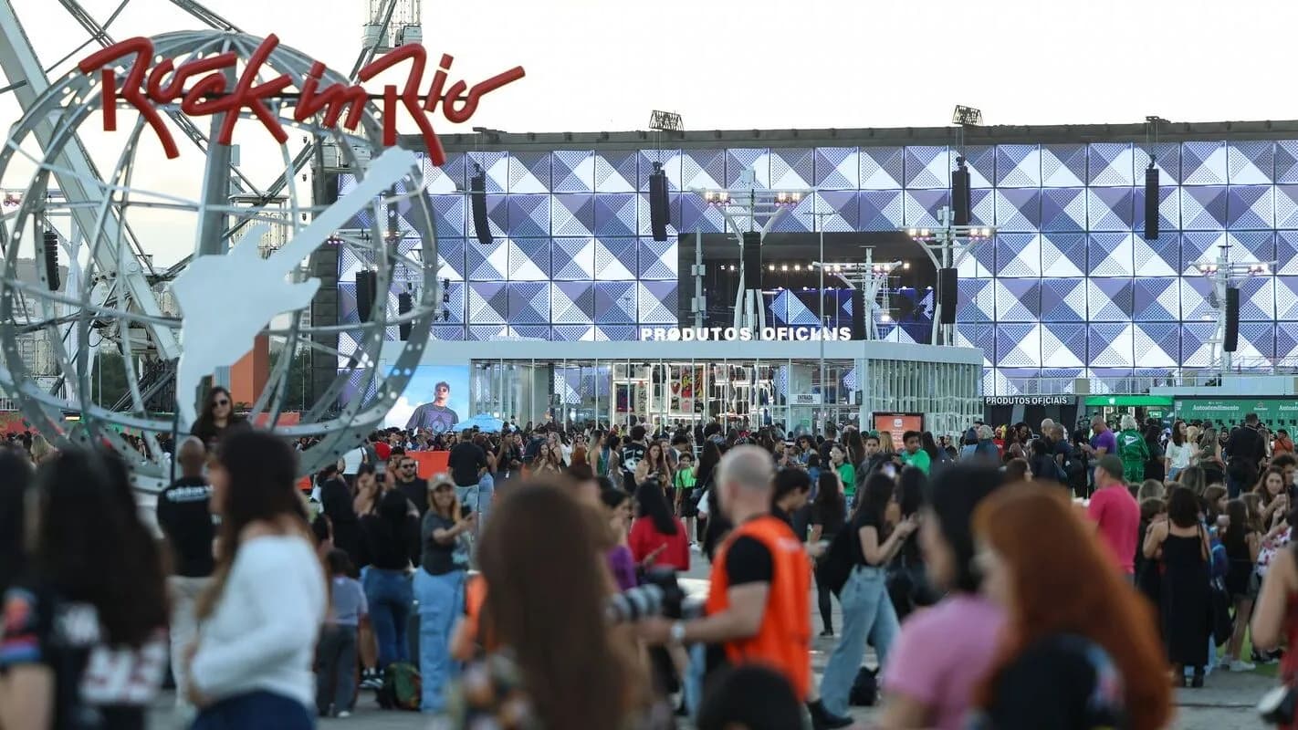 Público reunido em frente ao letreiro do Rock in Rio, com o Palco Mundo ao fundo