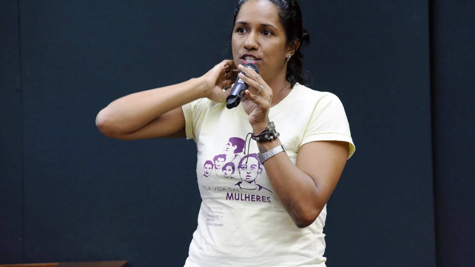 Indira Xavier (UP), candidata ao governo de Minas Gerais, discursa em evento sobre direitos das mulheres (foto de arquivo, 2019)