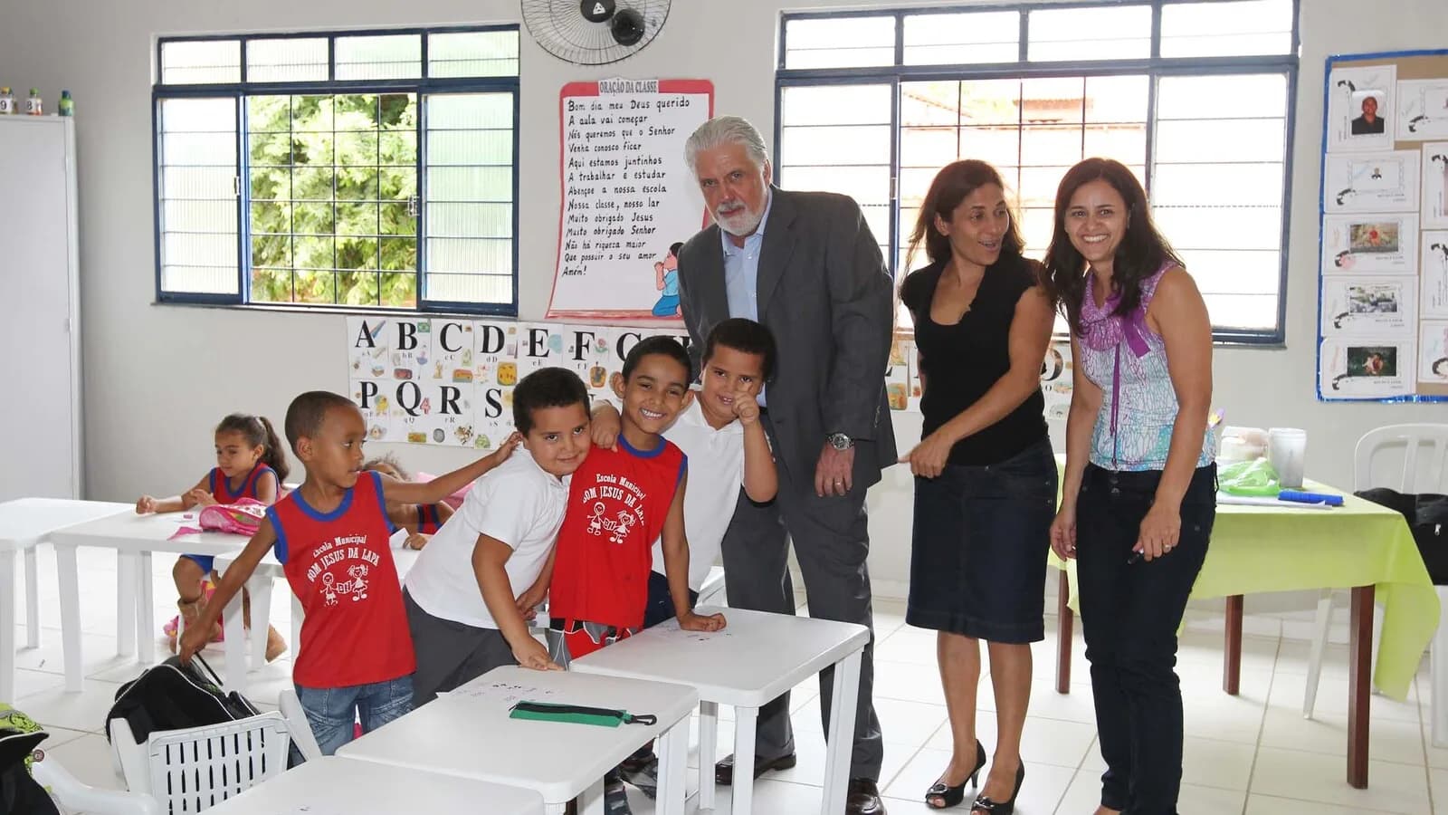 Professores e alunos em sala de aula de escola pública (foto de arquivo)